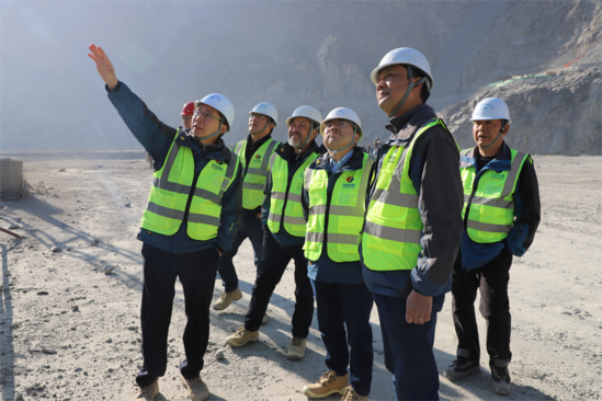 王建峰(右三)察看工程建设进展.png